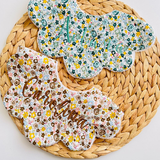 Set de 2 Baberos Personalizados de Algodón – Bordado con nombre 036