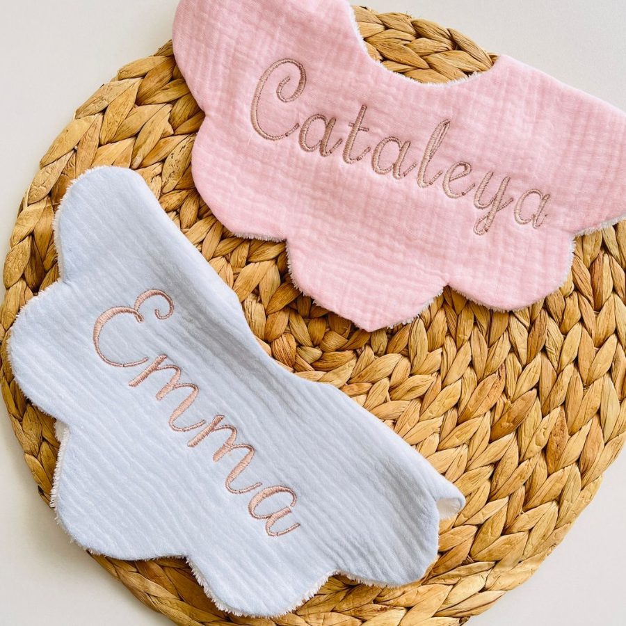 Set de 2 Baberos Personalizados de Algodón – Bordado con nombre 035