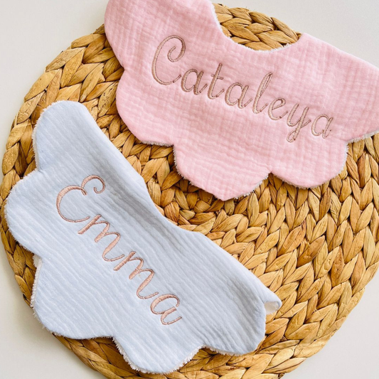 Set de 2 Baberos Personalizados de Algodón – Bordado con nombre 035