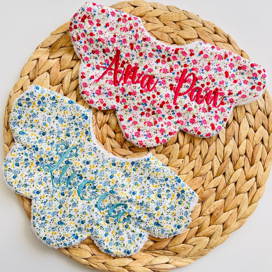 Set de 2 Baberos Personalizados de Algodón – Bordado con nombre 033