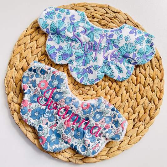 Set de 2 Baberos Personalizados de Algodón – Bordado con nombre 019