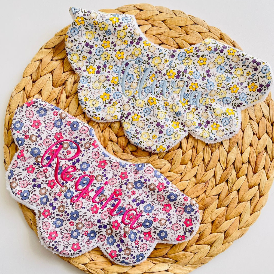 Set de 2 Baberos Personalizados de Algodón – Bordado con nombre 034